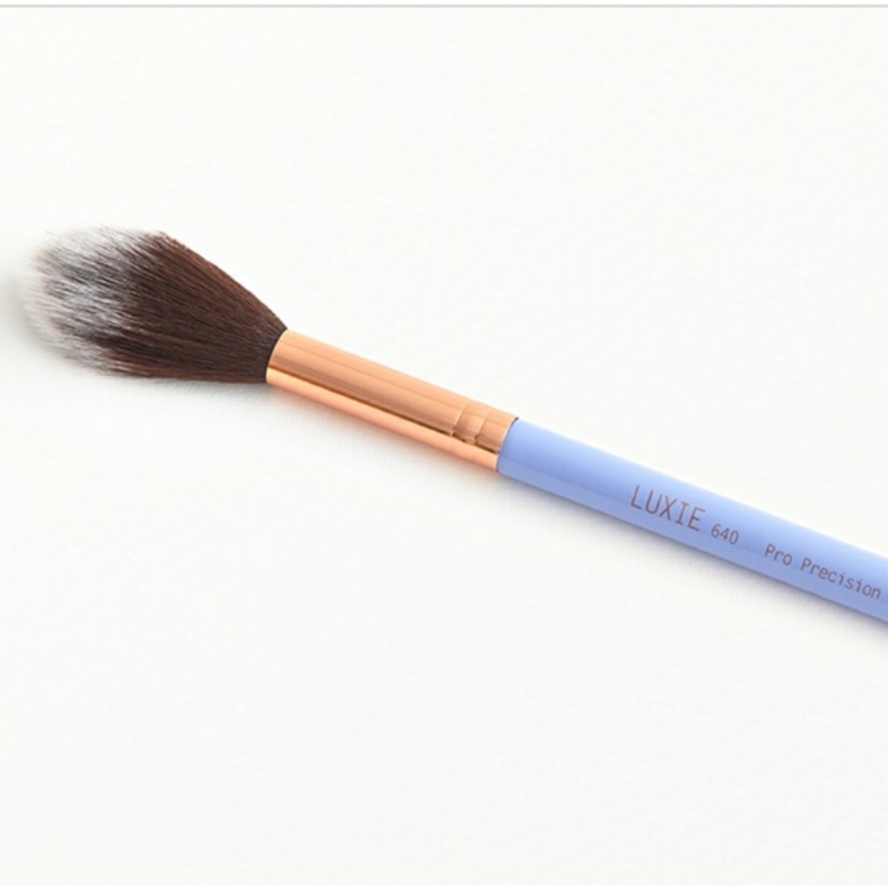 ⛱3/$20 Luxie Pro Precision Tapered Brush (640)